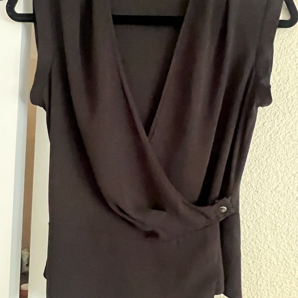 Adorable bcbg shirt peplum top